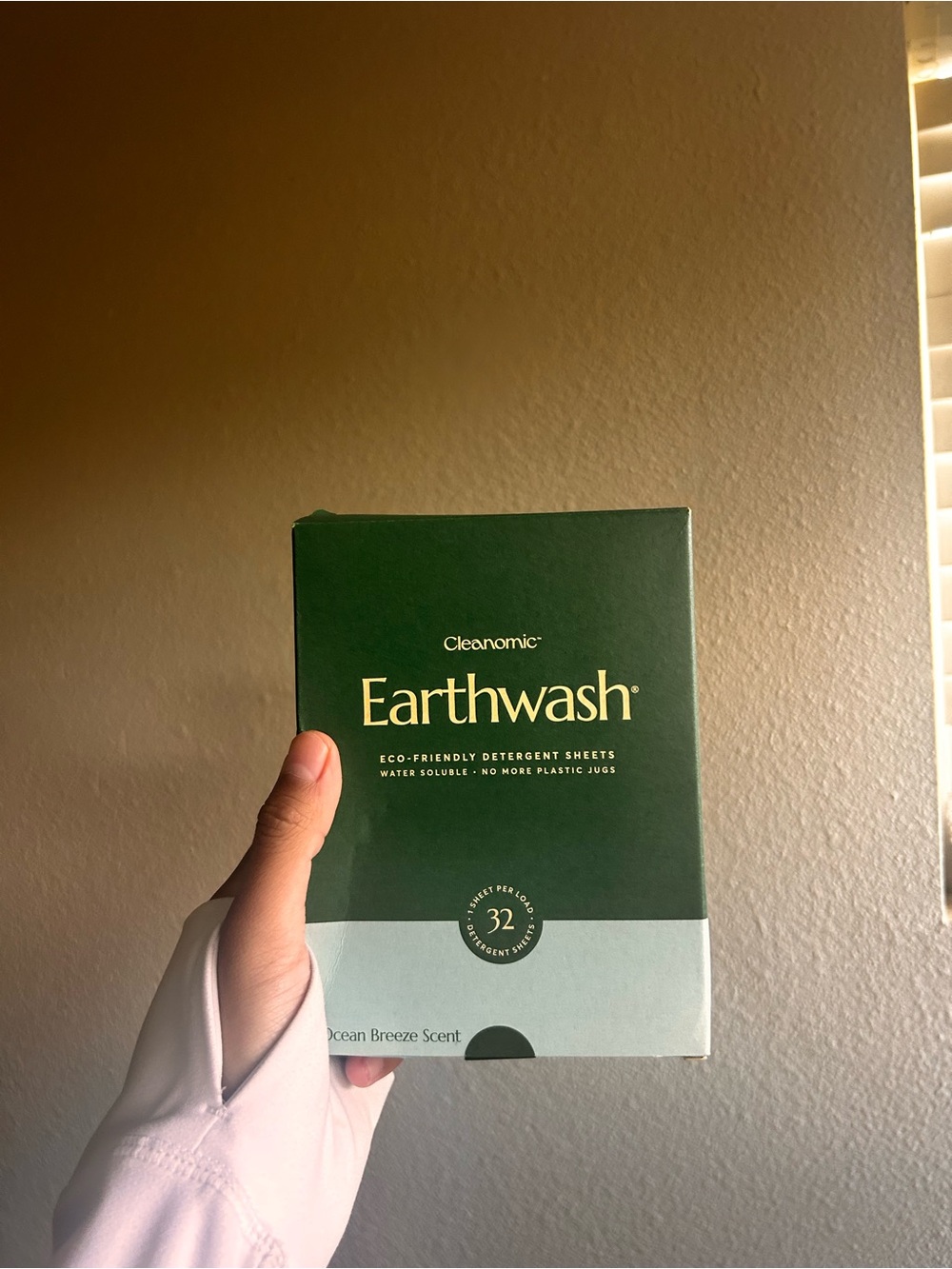 Earth Earthwash Eco-Friendly Detergent Sheets in Dark Green and Light Mint